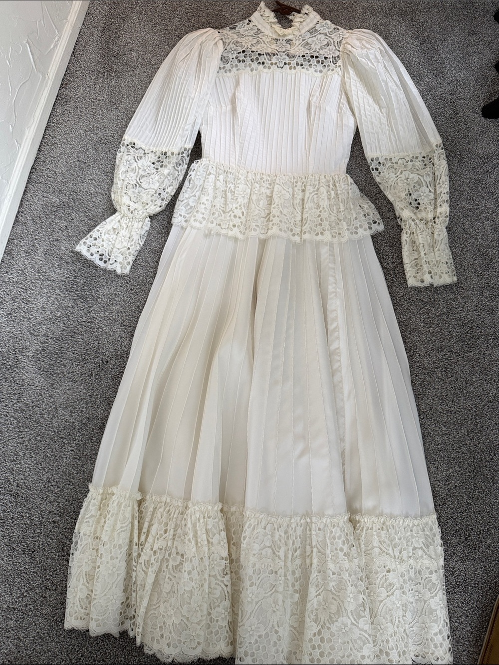 Vintage-Inspired Ivory Lace Long Sleeve Wedding Dress